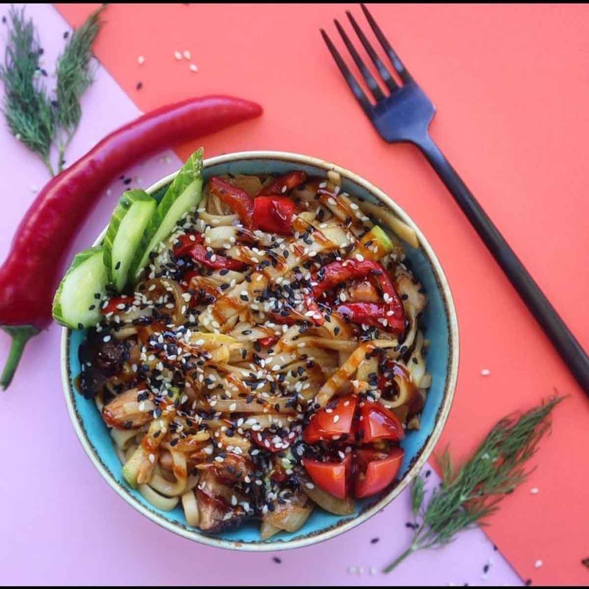 Лапша с курицей и овощами