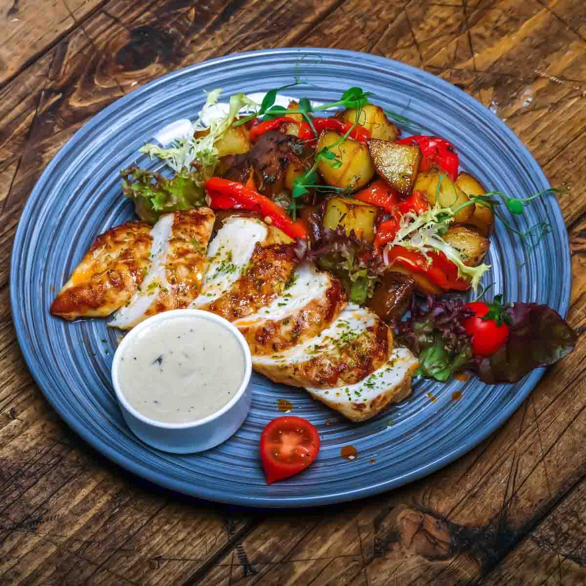 Куриная грудка с печеным картофелем