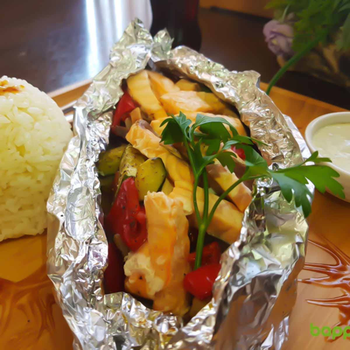 Лосось запеченный в фольге с овощами