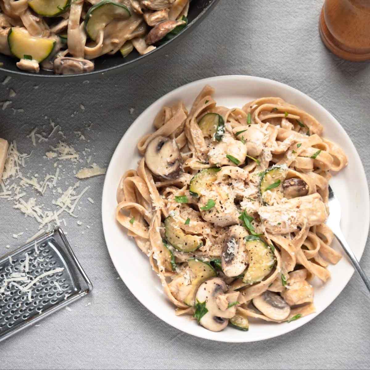 Паста с курицей и грибами