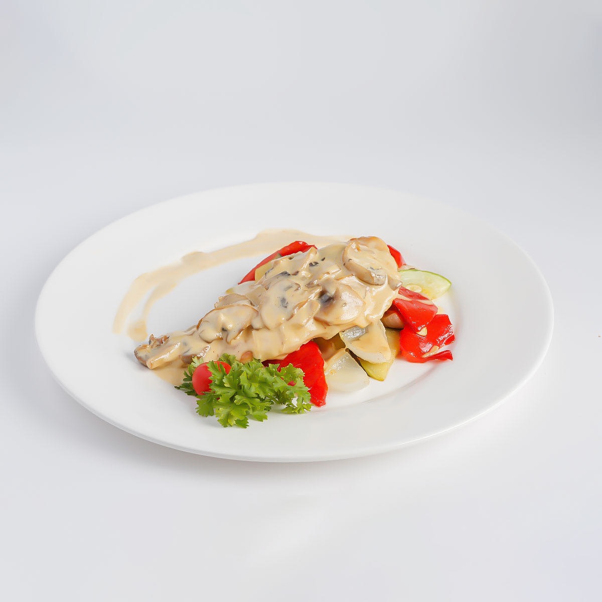Куриный стейк под сливочно-грибным соусом с овощами