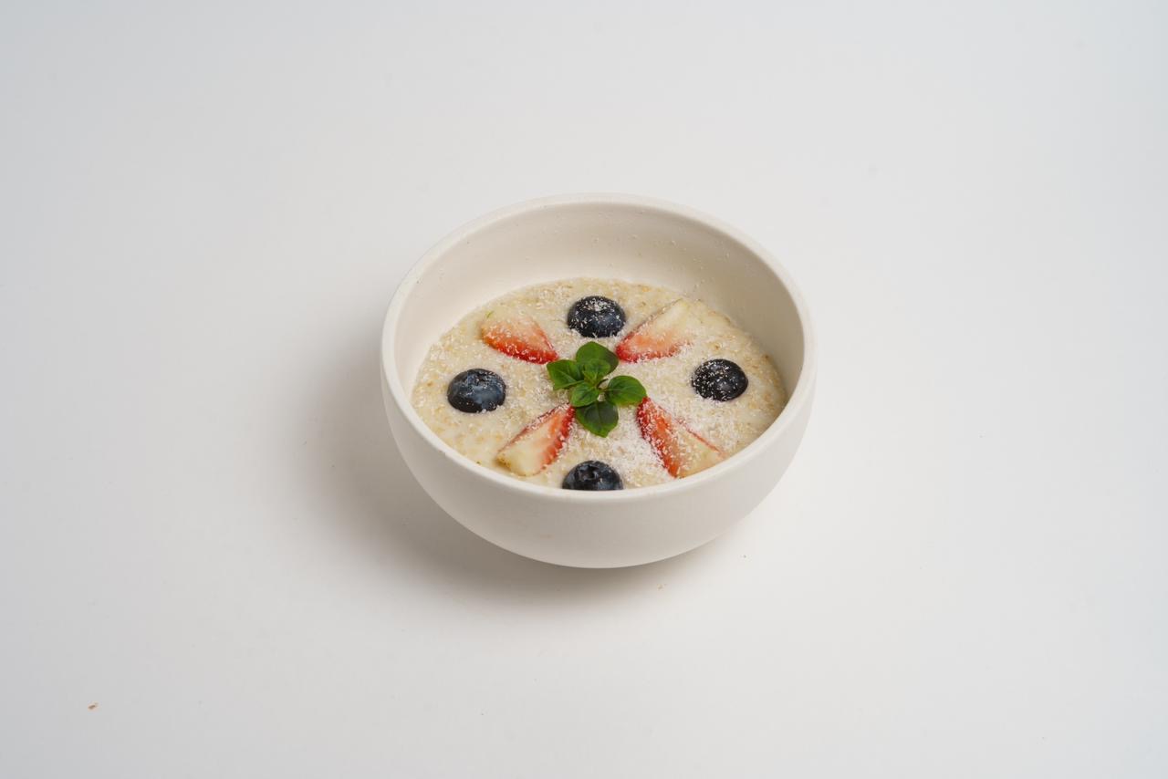Каша овсяная с банановым молоком и голубикой