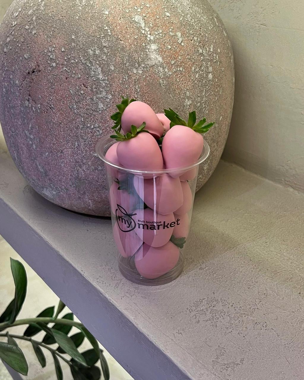 Клубника в розовом шоколаде
